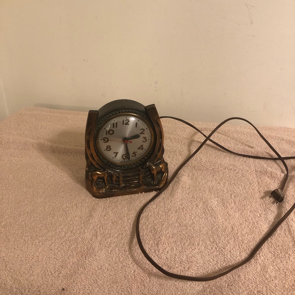 Vintage Sessions Cast Horses With Horseshoe Mantle Clock Works